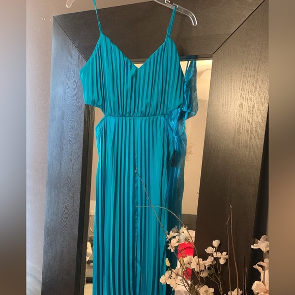 Teal Pleated Side Cutout Express Maxi Dress - Picture 8 of 13